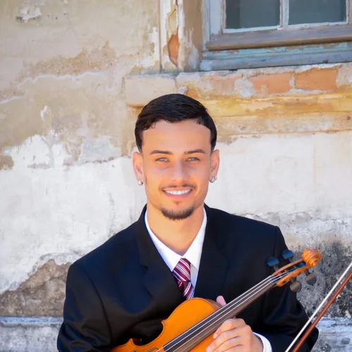 Leandro Caprini, professor de violino, segurando violino e arco