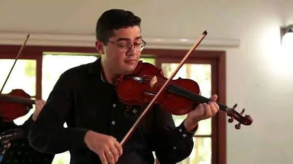 Wellington Rebouças tocando violino