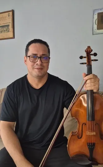 William Wanderlan segurando uma viola erudita